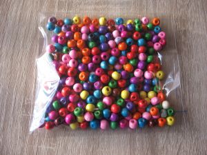 Дървени топчета-различни цветове-мин.количество 1 пакет